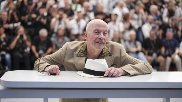 <p>Regisseur Jacques Audiard posiert für Fotografen beim Fototermin für den Film „Emilia Perez“ bei den 77. Internationalen Filmfestspielen in Cannes.</p>