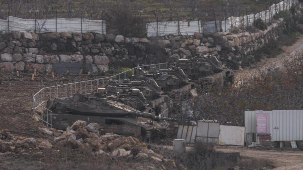 <p>Israelische Panzerfahrzeuge parken in der Nähe der sogenannten Alpha-Linie, die die von Israel annektierten Golanhöhen von Syrien trennt.</p>