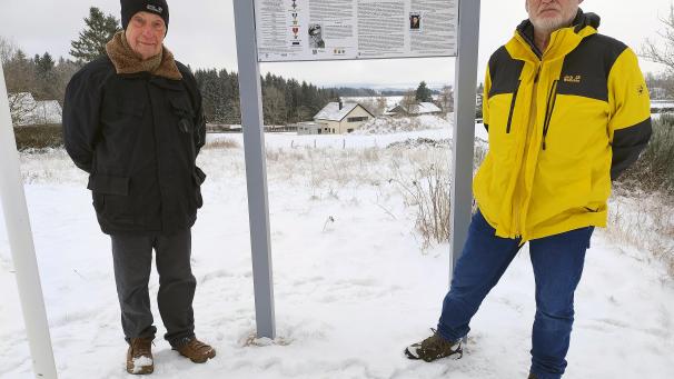 <p>Marcel Vaessen und Patrick Vermeulen haben die Gedenktafel in Lanzerath erneuert.</p>