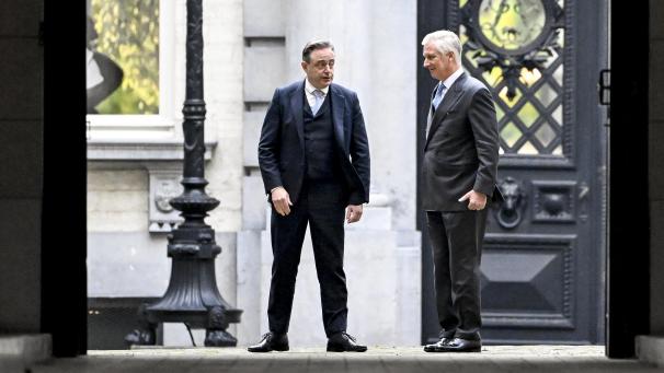 <p>Makellos im Dreiteiler: Bart De Wever wurde seit den Wahlen vom 9. Juni bereits ein Dutzend Mal von König Philippe im Palast empfangen.</p>