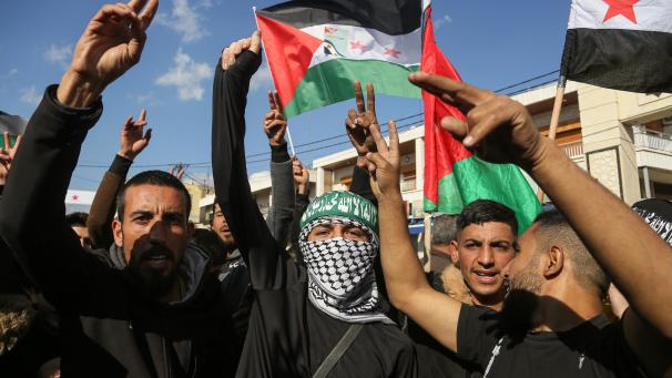 <p>Syrer im östlichen Bekaa-Tal im Libanon feiern den Sturz der Regierung des syrischen Präsidenten al-Assad.</p>