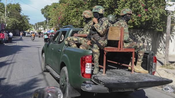 <p>Soldaten patrouillieren auf einer Straße in Port-au-Prince.</p>