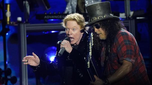 <p>Ein Schnappschuss aus dem Jahr 2023: Sänger Axl Rose (links) und Gitarrist Slash von der Band Guns N' Roses spielen beim Auftritt auf der Pyramid Stage des Glastonbury Festivals in Worthy Farm in Somerset.</p>