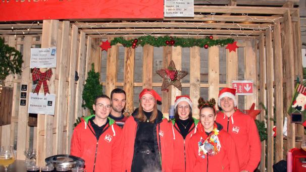 <p>Weihnachtsmarkt in Berg: Die KLJ-Gruppe verwöhnte die Besucher mit kalten und warmen Getränken.</p>