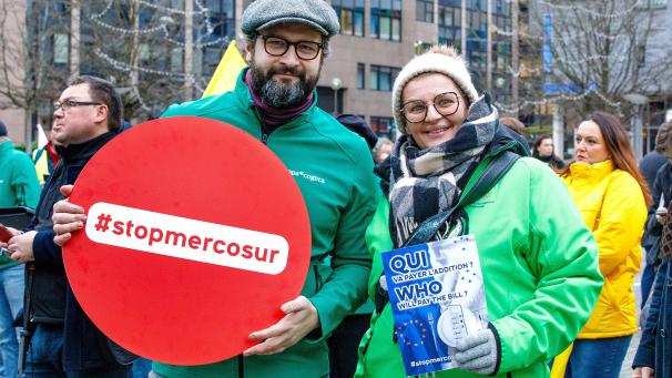 <p>„Wer zahlt die Zeche?“: Protest von Landwirtschaftsverbänden gegen das Mercosur-Abkommen</p>