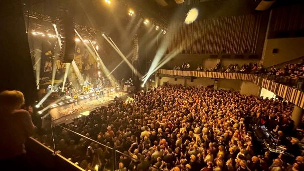 <p>2.000 Zuschauer kamen am Sonntag zur „Zeitreise“ von BAP. Das Konzert war bereits seit Monaten ausverkauft, wie viele Konzerte dieser Tour.</p>