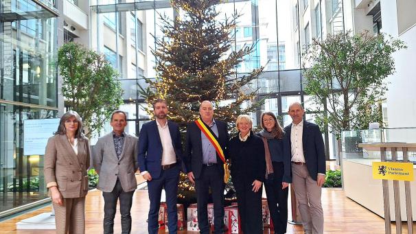 <p>Kleine Feierrunde um den Weihnachtsbaum aus Burg-Reuland im Foyer des flämischen Parlamentes in Brüssel</p>
