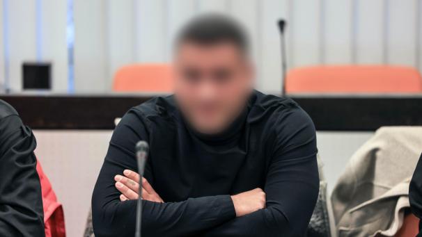 <p>Ein Angeklagter sitzt im Gerichtssaal.</p>