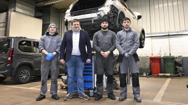 <p>Betriebsleiter Stephan Carl (Mitte) mit den Auszubildenden Nedeljko Ahmetovic, Deni Dautovic und Orhan Husovic</p>