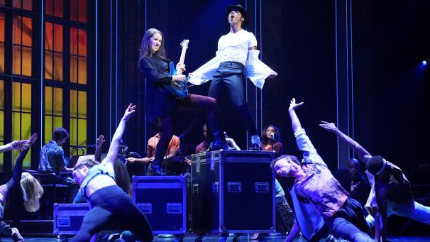 <p>Die Ostbelgierin Celine Peren (an der Gitarre) tritt aktuell acht Mal die Woche – manchmal auch zweimal täglich – zusammen mit Benét Manteiro, alias Michael Jackson, im Theater auf.</p>
