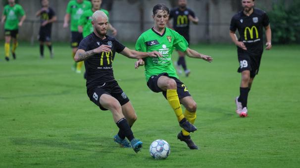 <p>Zum Saisonauftakt verlor Wandre mit 1:5 gegen Walhorn (Luca Laberger, rechts). Seit Dienstag ist der Rückzug der Mannschaft fix.</p>
