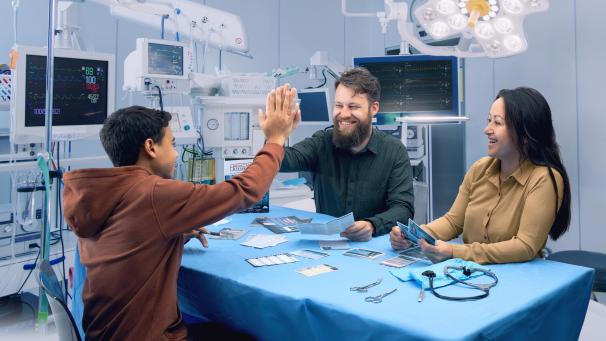 <p>Am Tisch fühlt man sich teilweise wie im OP-Saal: Für Fans von Arzt-Serien ist „Medical Mysteries“ ein Muss.</p>