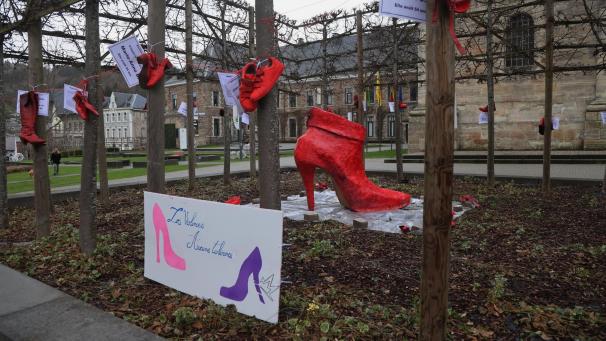 <p>Mit einem nicht zu übersehenden Riesenschuh im Blumenbeet vor der Kathedrale wurde auf das Schicksal von Frauen hingewiesen, die Opfer von Gewalt werden.</p>