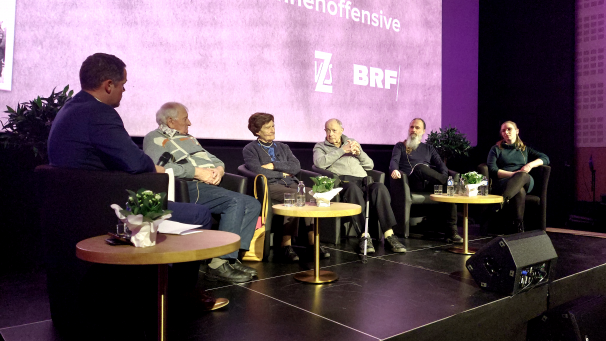 <p>Neben Moderator Alain Kniebs saßen Johann Wiesemes, Johanna Stoffels, Josef Knauf, Philippe Beck und Julia Zeimers (v.l.n.r.) am Dienstagabend auf der Bühne.</p>
