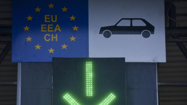 <p>Eine Anzeige an der Grenze zwischen Kroatien und Slowenien am Grenzübergang Bregana. Die EU-Länder verständigten sich am Samstag darauf, den Schengen-Raum auf Rumänien und Bulgarien auszuweiten, wie die spanische Ratspräsidentschaft mitteilte.</p>