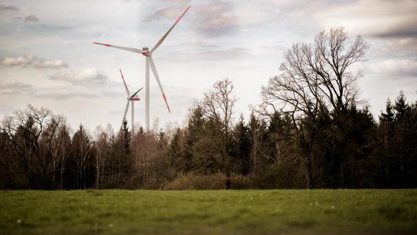 <p>In Sachen Windenergie ist das Ende noch nicht erreicht: In den kommenden Jahren rechnet die Stadt Aachen mit neuen Anlagen, da diese mittlerweile auch außerhalb von nicht eigens dafür definierten Gebieten beantragt und genehmigt werden können. Außerdem ist das so genannte Repowering eine Möglichkeit, die Leistung alter Anlagen zu verbessern und so mehr Energie bei einer gleichbleibenden Anzahl von Windkraftanlagen zu produzieren.</p>