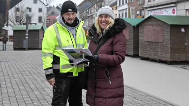 <p>Patrick Vogel vom Eupener Bauhof und Marion Decker sorgen dafür, dass alles glatt läuft.</p>