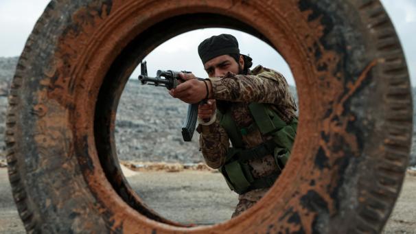 <p>Ein Kämpfer der HTS-Rebellengruppe bei Schießübungen</p>
