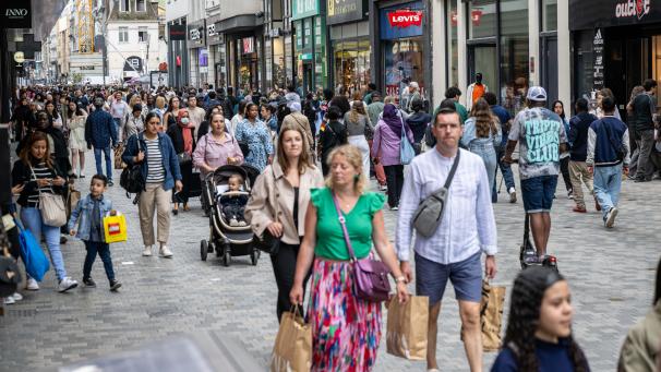 <p>Hier tummeln sich täglich Tausende Belgier: Die Rue Neuve ist eine Fußgängerzone und Einkaufsstraße in Brüssel zwischen dem Place Rogier und dem Place de la Monnaie.</p>