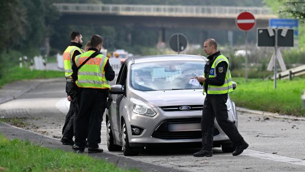 <p>Polizisten der Bundespolizei kontrollieren an der Grenze zu Belgien einreisende Fahrzeuge.</p>