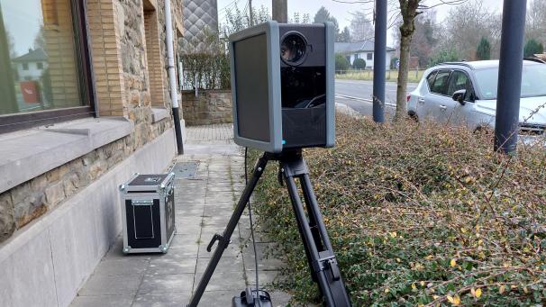 <p>Das neue Radargerät der Zone Eifel war am Freitagmorgen an der St.Vither Dienststelle im Einsatz.</p>