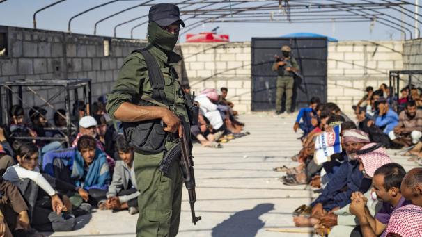 <p>Das IS-Haftlager Al-Hol im Norden Syriens wird von kurdischenen Kämpfern bewacht.</p>