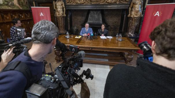 <p>Bart De Wever (links) und Kathleen Van Brempt (rechts) traten am Samstagmorgen vor die Presse.</p>