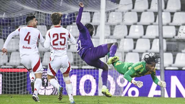 <p>Lüttichs Matthieu Epolo rettet gegen Charly Keita</p>