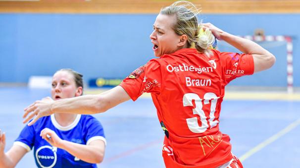 <p>Eupen (Kim Braun beim Wurf) bleibt der Spitzengruppe der 1. Division dicht im Nacken.</p>