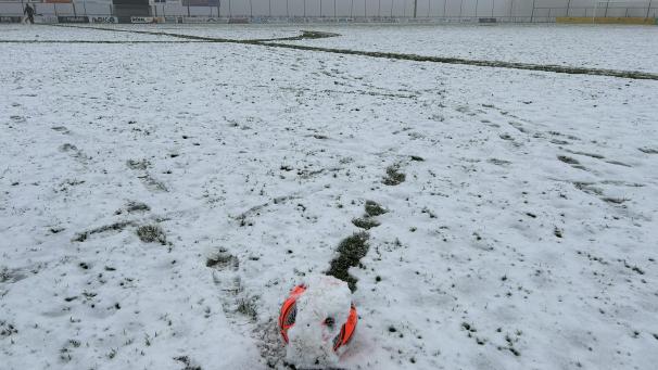 <p>Hier kann kein Fußball gespielt werden: Der Platz in Rocherath</p>