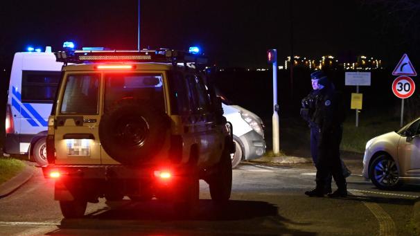 <p>Die Polizei sperrt ein Flüchtlingslager an einer Straße zwischen Mardyck und Loon-Plage ab, wozwei Wachleute und zwei Migranten erschossen wurden.</p>
