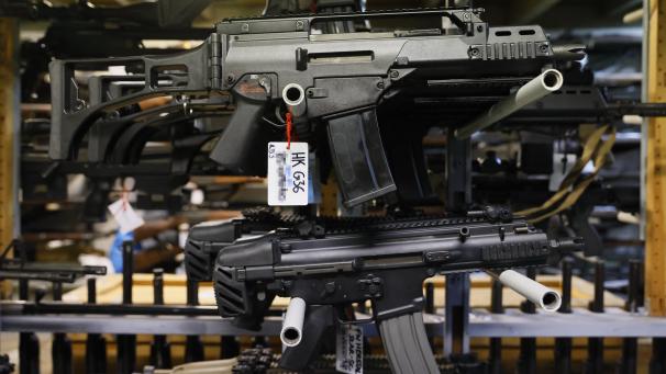 <p>Dieses Foto, das am 22. Oktober 2021 aufgenommen wurde, zeigt ein HK G36 und ein FN Herstal Scar SC bei einerWaffenshow in La Courneuve bei Paris.</p>