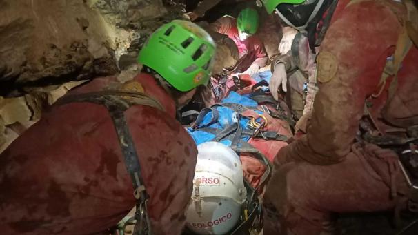 <p>Rettungskräfte der italienischen Bergrettung sind in der Höhle Abisso Bueno Fonteno im Einsatz, um eine italienische Höhlenforscherin zu retten.</p>