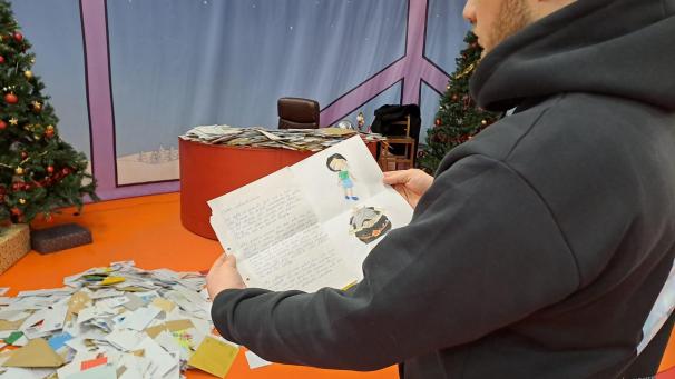 <p>Unter den Zehntausenden Weihnachtsbriefen, die derzeit bei Alexander Schönen eintreffen, fiel der von drei Kindern aus dem Landkreis Gifhorn in Niedersachsen direkt auf und führte zu Ermittlungen wegen sexuellen Missbrauchs.</p>