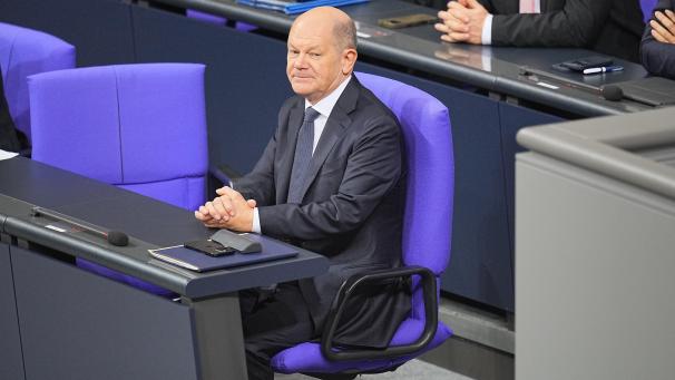 <p>Bundeskanzler Olaf Scholz (SPD) sitzt während der Bekanntgabe des Abstimmungsergebnisses über seine Vertrauensfrage auf seinem Platz auf der Regierungsbank.</p>
