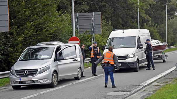 <p>Noch Anfang Oktober hatte die Polizei auf dem Autobahnrastplatz „Walhornerheide“ eine Kontrollaktion durchgeführt. Im Fokus standen Schleuser und Materialien, die von diesen zum Transport von Flüchtlingen über den Ärmelkanal eingesetzt werden.</p>