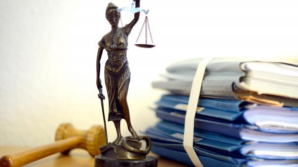 <p>Dem 20-Jährigen drohen fünfeinhalb Jahre Haft und 1.600 Euro Geldstrafe.</p>
