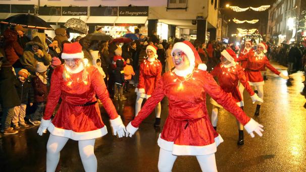 <p>Die Weihnachtsfrauen begleiteten den Weihnachstsmann tänzerisch (©Foto NC-Media)</p>