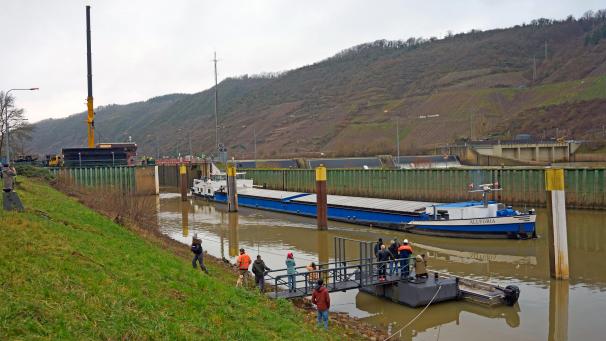 <p>Das Motorschiff „Allegria“ fährt als erstes Schiff nach der Notschleusung aus der Schleuse Müden.</p>