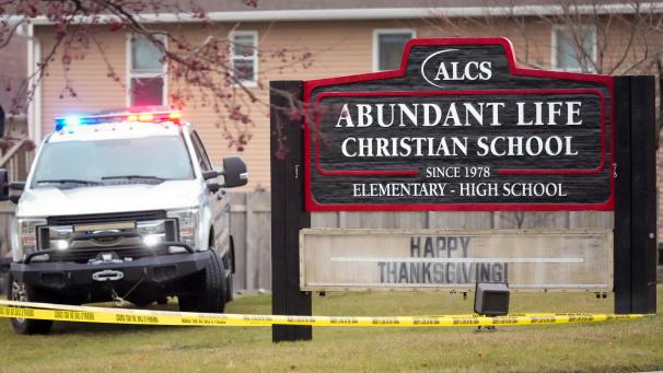 <p>Ein Einsatzfahrzeug steht vor der Abundant Life Christian School.</p>
