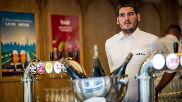 <p>Im Hotel- und Gaststättengewerbe darf der Lohn für einen Flexi-Job nicht unter 12,29 Euro pro Stunde liegen.</p>