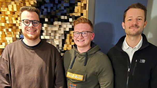 <p>Philippe Gouders (Bildmitte) - hier mit Tim Fatzaun und Carsten Lübke zu sehen - hat sich vor das Mikrofon getraut.</p>