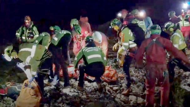 <p>Das Standbild aus einem Video der Bergrettung zeigt Rettungskräfte der italienischen Bergrettung, die nach einem mehrtägigen Einsatz die schwerverletzte italienische Höhlenforscherin Ottavia Piana aus der Höhle Abisso Bueno Fonteno gerettet haben.</p>