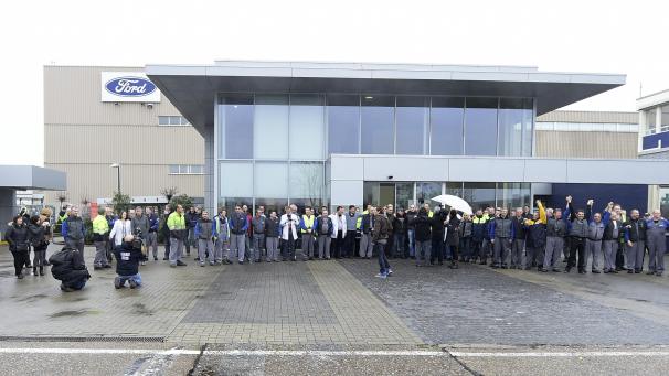 <p>Diese Aufnahme zeigt Ford-Mitarbeiter am Donnerstag, den 18. Dezember 2014, während des letzten Produktionstages im Werk in Genk.</p>