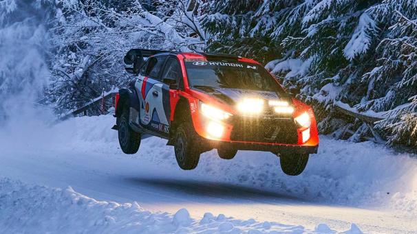 <p>Die Probefahrten gehen bei winterlichen Bedingungen auf Schnee über die Bühne, wie die Aufnahme von Thierry Neuville-Martijn Wydaeghe (Hyundai) zeigt.</p>