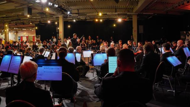 <p>Blick in die Eventlocation aus der Perspektive des Eastbelgica Orchesters: „Wir nutzen den Saal so wie es geht, aber es bleibt ein Colruyt“, sagt Simen Van Meensel.</p>
