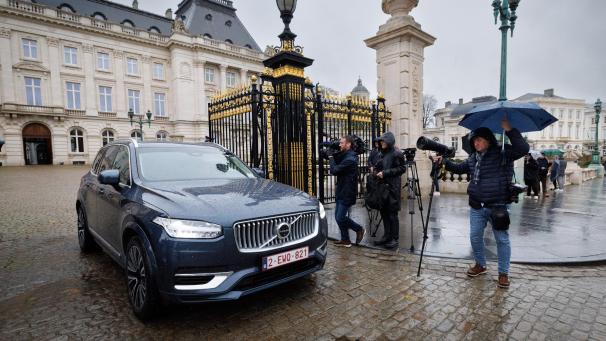 <p>De Wever verlässt in seinem Volvo den Königspalast.</p>