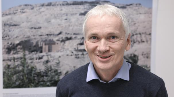 <p>Der Archäologe Jochem Kahl an der Freien Universität Berlin. Ein internationales Forscherteam, das von Jochem Kahl geleitet wird, hat dieses Jahr in der Stadt Assiut in Ägypten das Grab einer altägyptischen Priesterin entdeckt.</p>