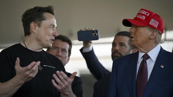 <p>Elon Musk spricht mit dem designierten US-Präsidenten Donald Trump vor dem Start des sechsten Testflugs der SpaceX Starship-Rakete in Boca Chica, Texas.</p>