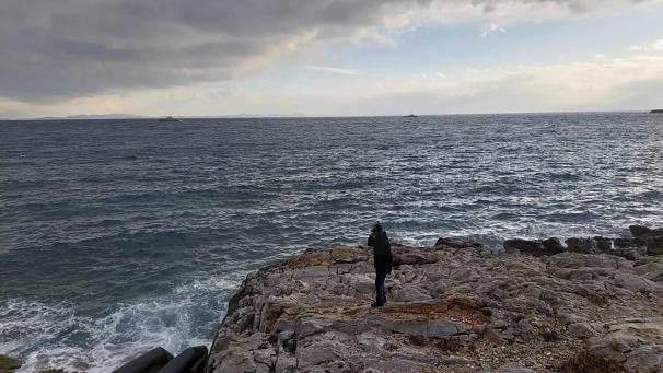 <p>Auf diesem von der griechischen Küstenwache zur Verfügung gestellten Foto fliegt ein Hubschrauber über die Ägäis in der Nähe der Insel Lesbos. Bei dem Untergang eines Bootes mit Migranten an Bord sind vor der griechischen Insel Lesbos mindestens drei Menschen ums Leben gekommen.</p>
